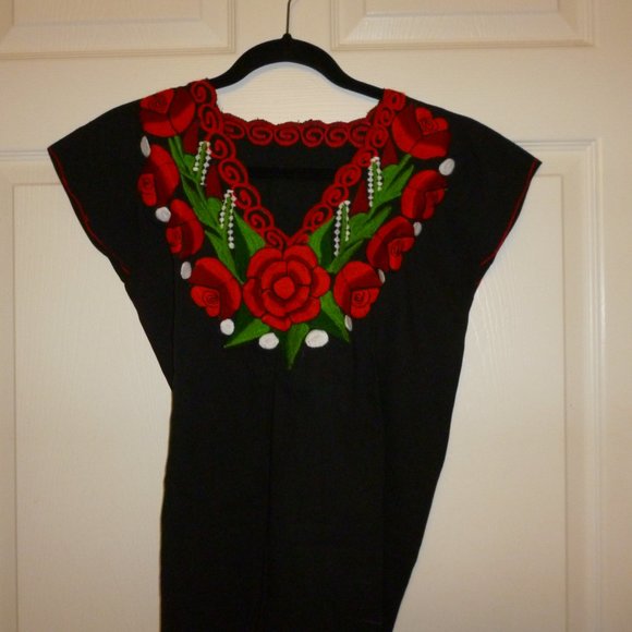Beautiful Traditional MEXICAN Blouse with flowers - Picture 2 of 4